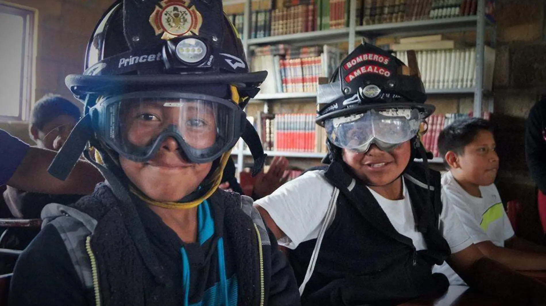 Los niños de la Casa Otomí, fueron “bomberos por un día”.